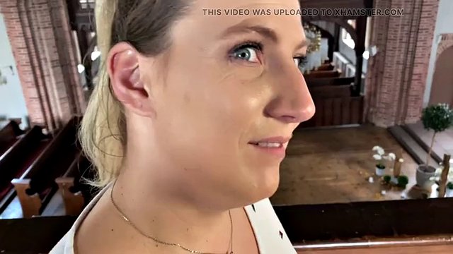 Acolyte scopa una milf bionda arrapata in chiesa! Riceve lo sperma benedetto!