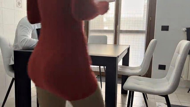 السكرتيرة تستمني في العمل لكن رئيسها يراها