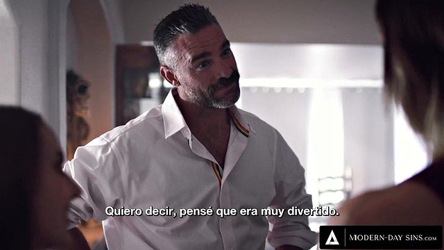في سن المراهقة آني أورورا يسلم اللسان قائظ وHANDJOB لها BFF's Stepdad في المحرمات القديمة