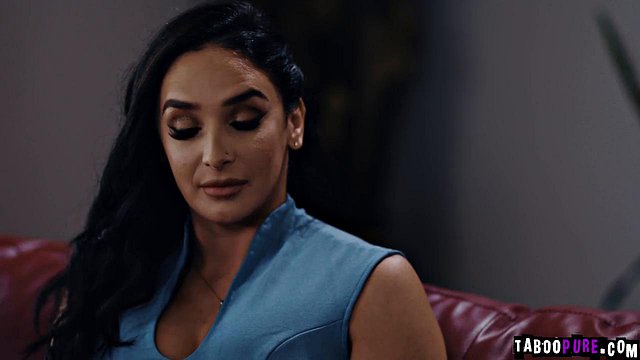 La doppia penetrazione di Sheena riempie ogni buco