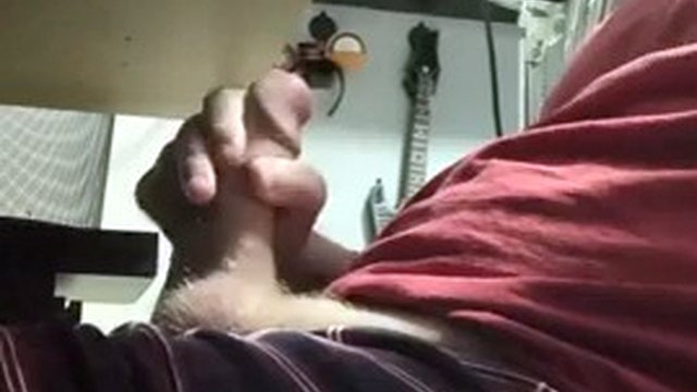 Je branle ma grosse bite pendant que dans la pièce à côté mes voisins baisent beaucoup et crient