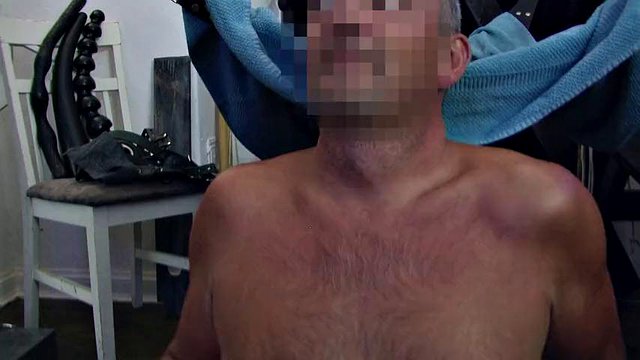 Fai pipì su Pighole mentre mi lecca, mi schiaffeggia il seno e mi dita - solo un po 'di riscaldamento per il pugno