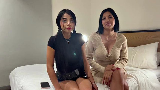 娇小 19 岁天然巨乳少女带继母参加她的第一次色情选角