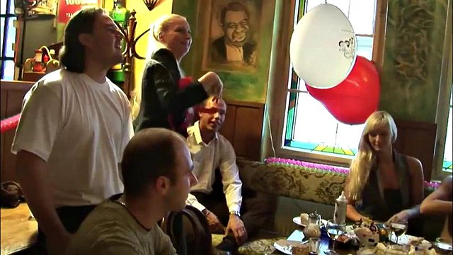 Kızlar Sert Ve Pis Parti Yapmayı Sever: Büyük Göğüsler, Sakso ve Amatör Porno