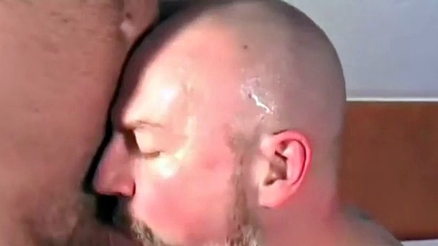 Gay bareback baisé dans le cul par un étalon allemand