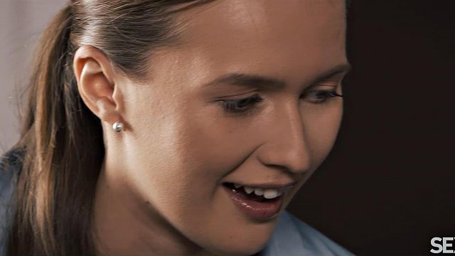 Stacy Cruz fa un pompino e un creampie a Lutro
