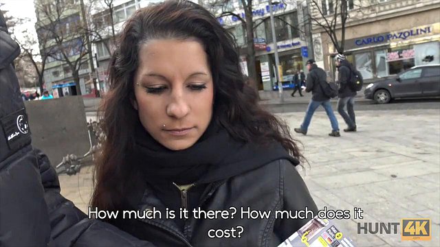Ragazzo convince una bruna dai seni piccoli a tradire il suo uomo per soldi