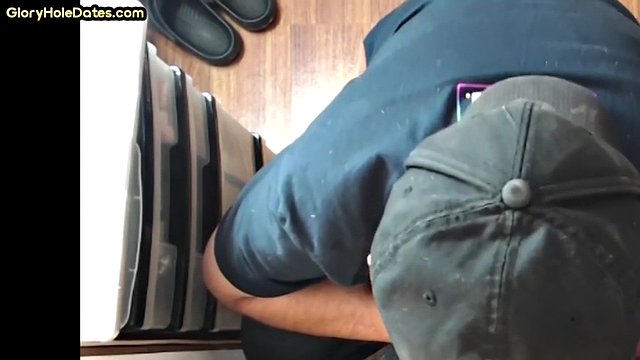 DILF amateur de vrai trou de gloire faisant une pipe dans une vidéo maison