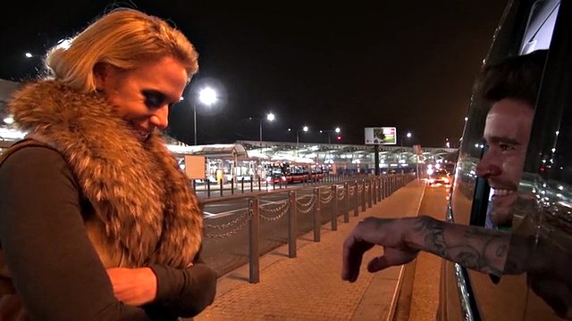 Blonde street walker sucking the cock then gets fucked