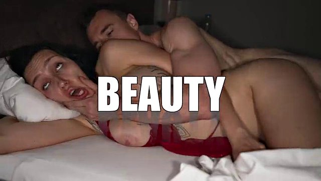 Taboo Fantasy se vuelve real? La madrastra ayuda a Step Son en la cama compartida con la mano, pero llena el coño con semen