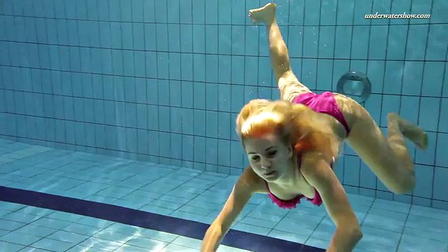 Hot Elena shows what she can do under water