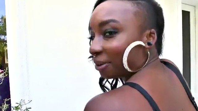 Ghetto ludder deler en stor kuk hvit i en trekant