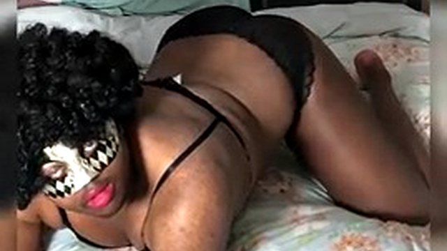 Si masturba sul letto, troia travestita nera e paffuta