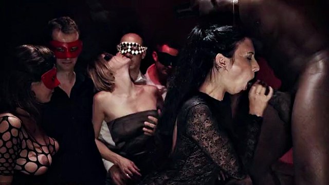 Orgia hardcore in un club di scambisti parigino