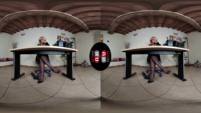 pernas debaixo da mesa