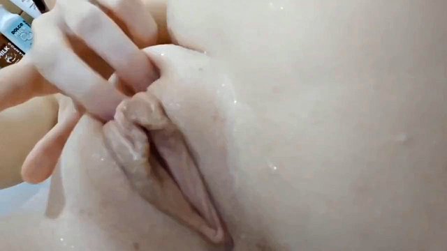 Nitosha Squirts in Shower