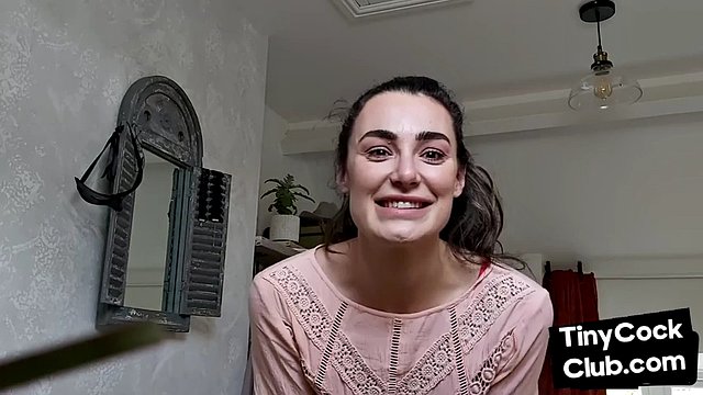 Kadin hakimiyeti CFNM bebeğim küçük yarak alay ediyor ve onu alay ediyor