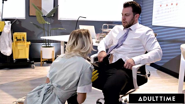 ADULT TIME - Kenna James, bonne de bureau, taquine son patron marié surmené pour une affaire ANAL sournoise