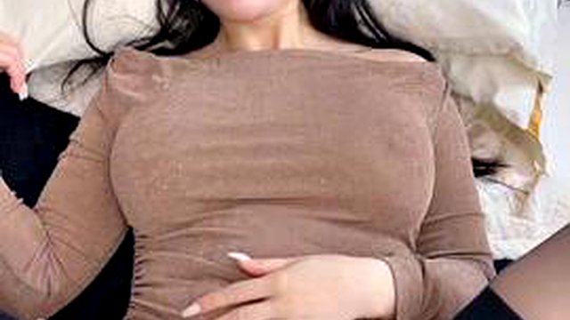 Chi può resistere alla zia timida e seducente: pompino, tette grosse e porno amatoriale