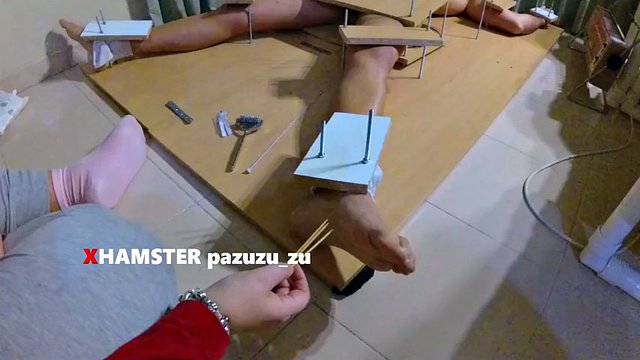 Femdom cosquillas y burlas de los pies. Orgasmo arruinado masturbación con la mano