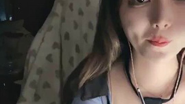 Heavy! The most beautiful girl in 2024, constantly breaking records ~ [Mianmian Bear], her breasts are big and white, I really want to go up and lick a few mouths during the Chinese live broadcast, with her big dick in her mouth (3)