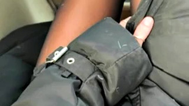 Sans culotte et avec un vibromasseur dans la chatte dans un bus public