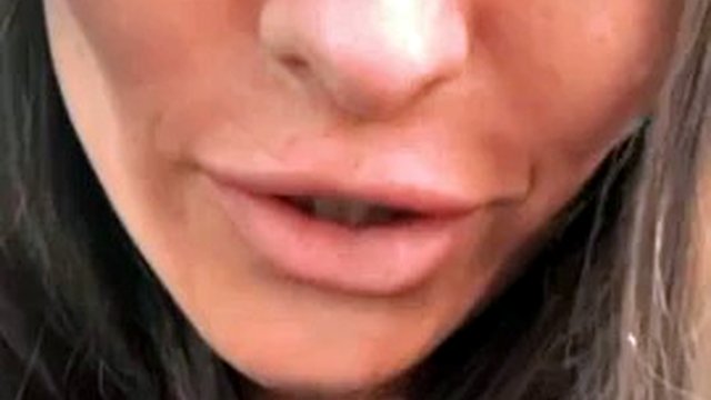 Senza mutandine e con un vibratore nella figa mentre è su un autobus pubblico