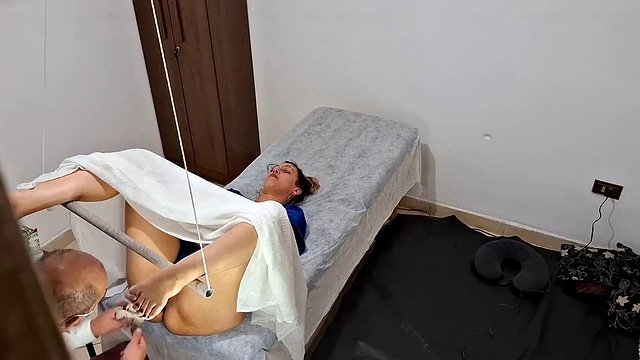 متخصص زنان از برانگیختگی و ساده لوحی بیمار سوء استفاده می کند تا او را لعنت کند