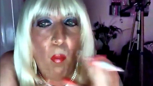 Chrissie raucht Menthol in PVC Super King