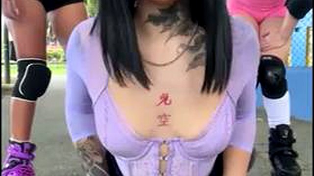 Latinas traviesas muestran tetas en público - Antes de un trío lésbico con coños chorreantes: porno
