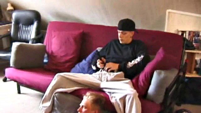 Brandon si siede sul pavimento e si strofina il rigonfiamento crescente nei pantaloni mentre guarda alcuni idioti gemere e gemere sulla TV. Shane va al piano di sopra notando che Brandon è già al lavoro e si siede sul divano dietro di lui. lui.