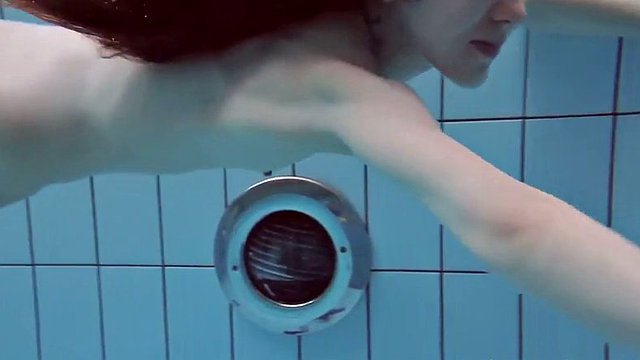 feilfri europeisk tenåring roxolana tar av seg bikinien under vann