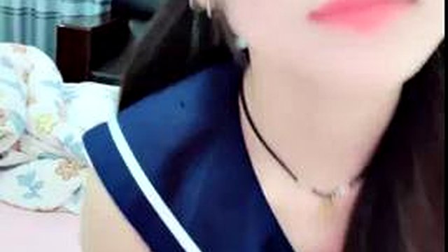 What a slutty little girl, she shows her face and shows her temptation, reveals her slutty tits for her wolf friends, and shows her vibrator with vibrator stuffed into her pussy close-up display, sharing live video of being trained to the wolf friends