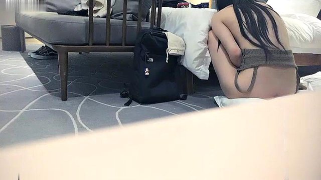 [À la recherche de fleurs à minuit] (Deuxième scène) La petite lolita avec la meilleure voix de bébé s'est effondrée sur le sol d'épuisement et a dit qu'elle n'avait aucune force et qu'elle était à la merci des autres 2 : Gros seins, MILF et porno fait maison