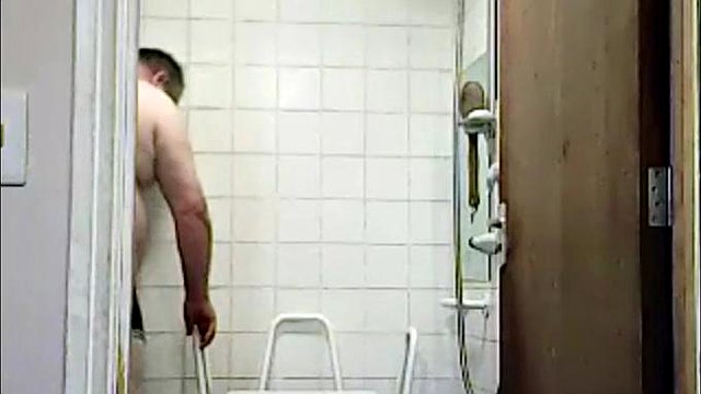 Grand-père douche sur la webcam