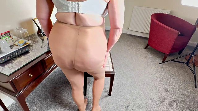 Mme Mature Feet déshabille ses vieux collants de travail
