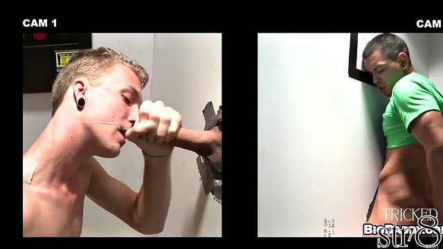 騙された str8 スタッドが壁の穴に顔射ゲイに吸い込まれる